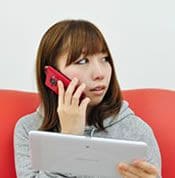 電話をかける女性