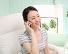 電話をする女性
